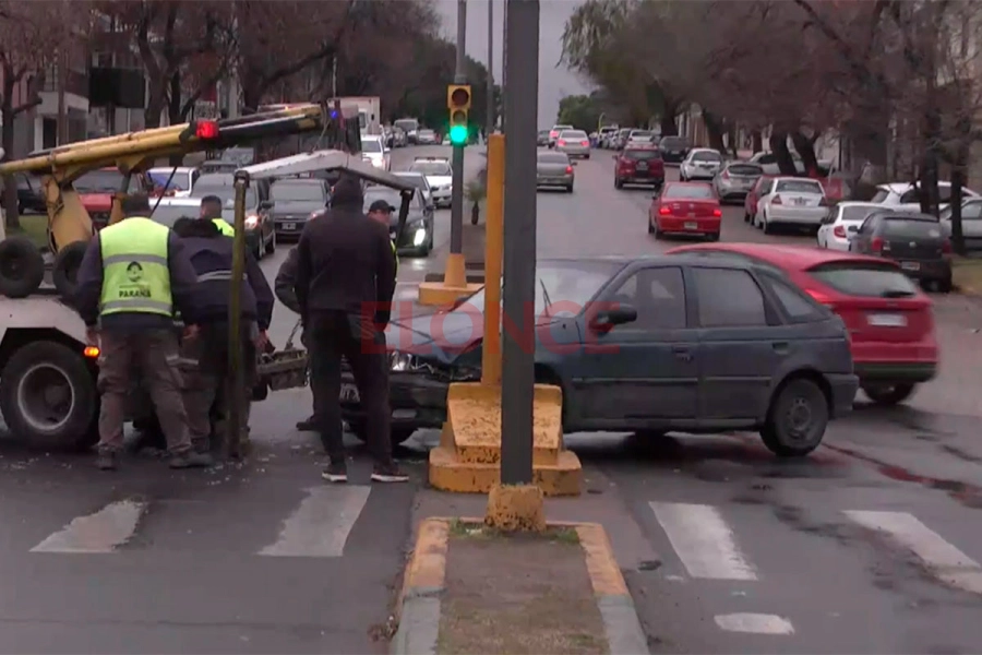 Un autom&oacute;vil choc&oacute; una puntera en avenida Ram&iacute;rez