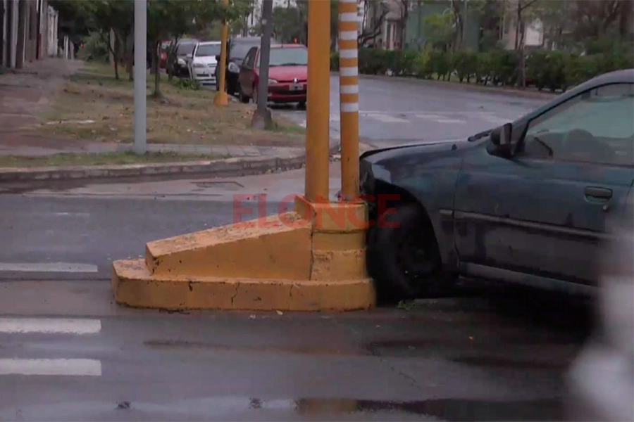 Un autom&oacute;vil choc&oacute; una puntera en avenida Ram&iacute;rez