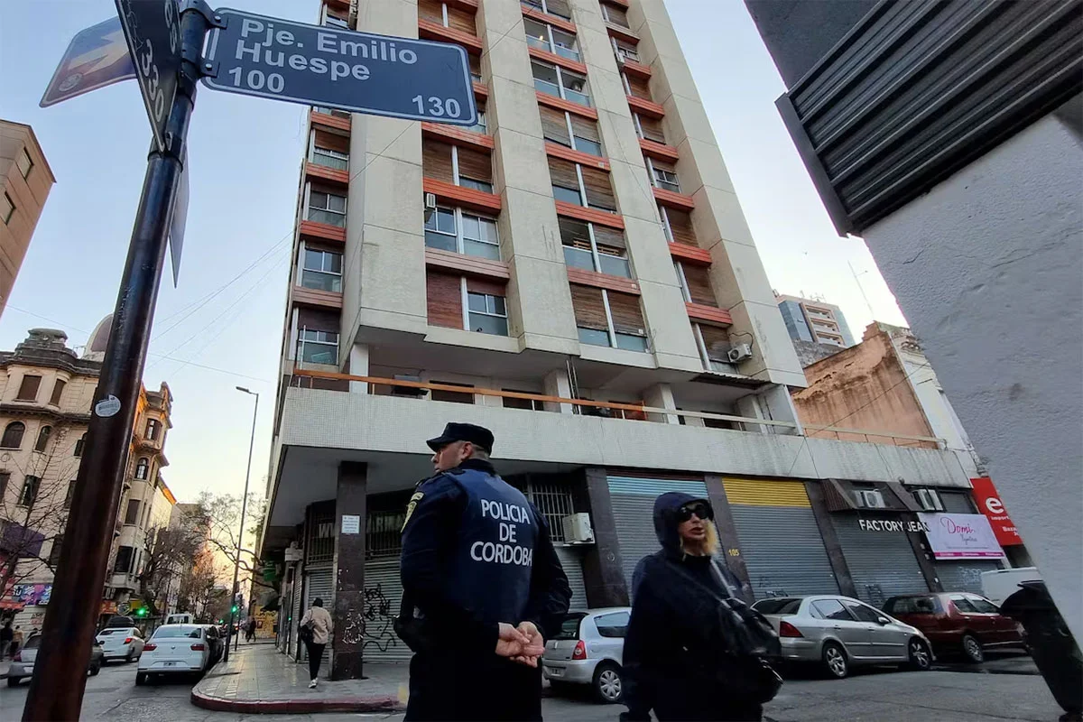 Edificio donde hallaron cadáver en un ropero.