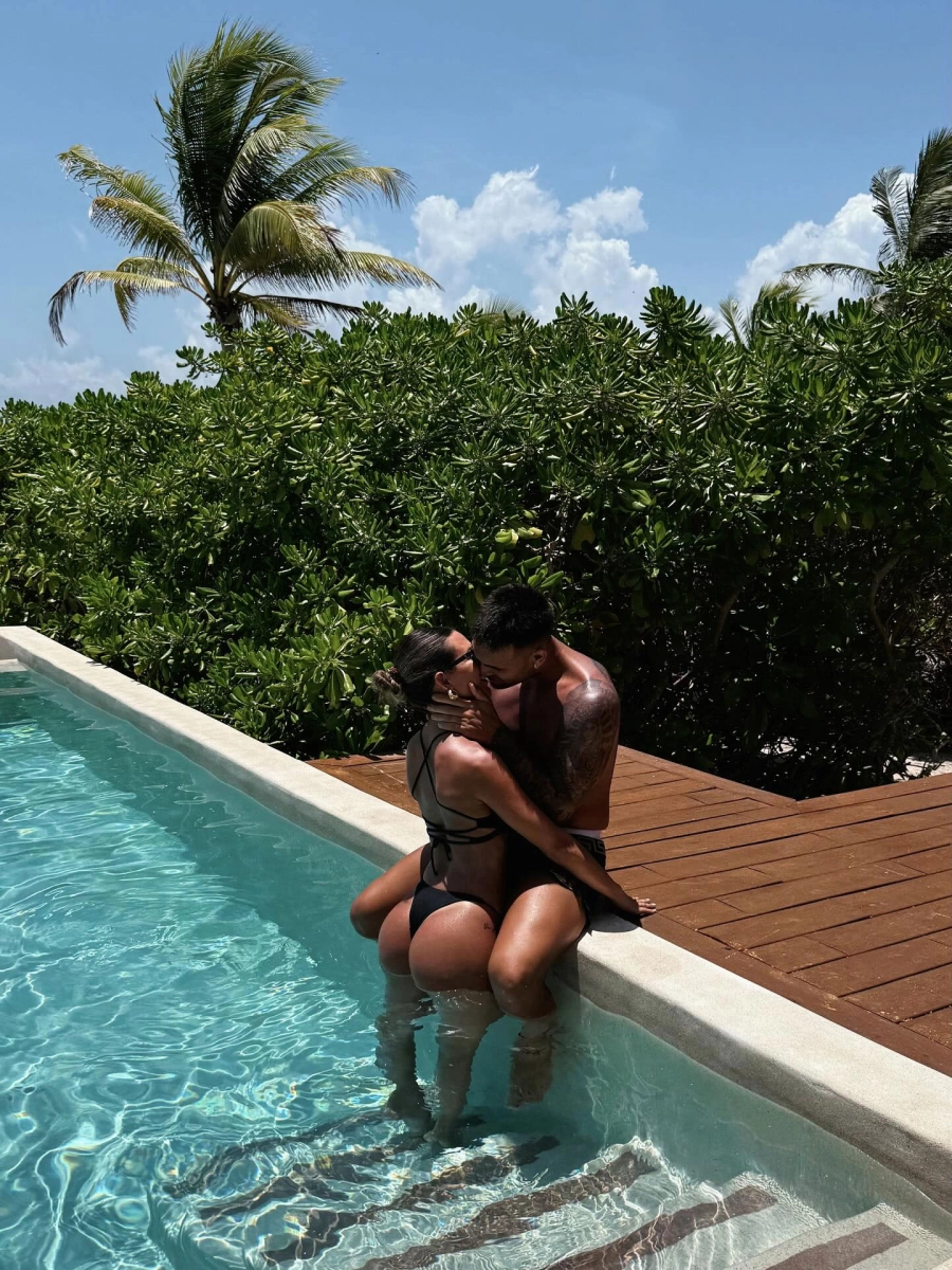 Agustina Gandolfo y Lautaro Mart&iacute;nez, acaramelados en la pileta. Instagram