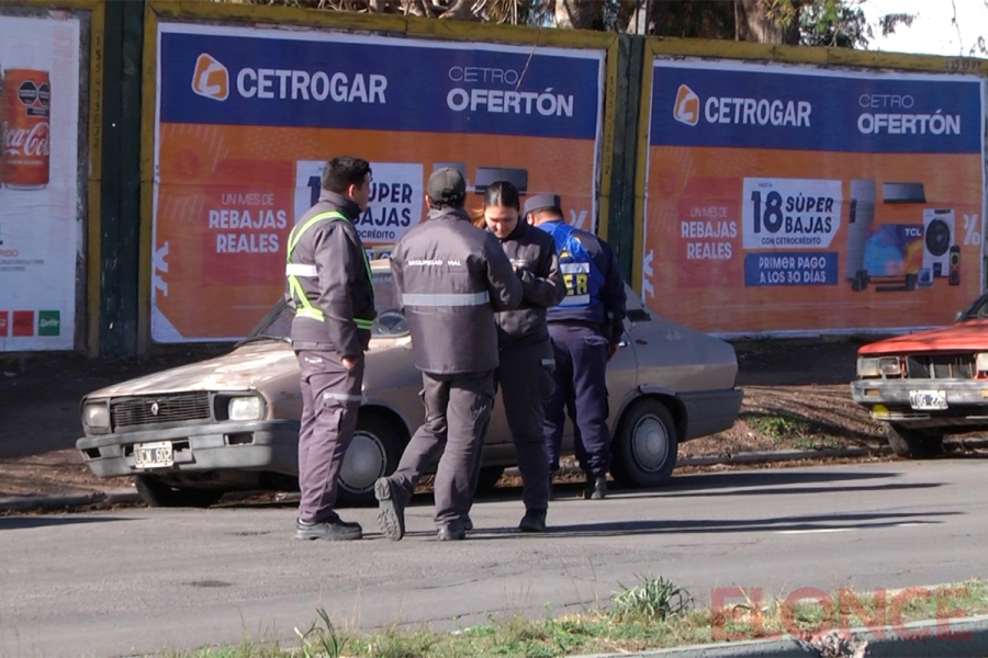 Conductor en infracci&oacute;n se negaba a bajarse del auto (foto Elonce)