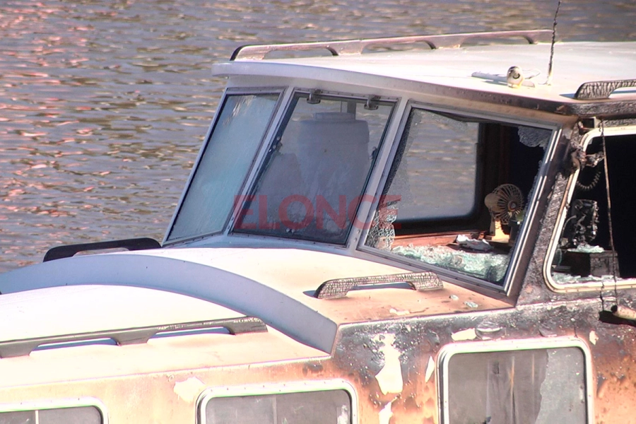 Así qued&oacute; una de las embarcaciones incendiadas (foto Elonce)