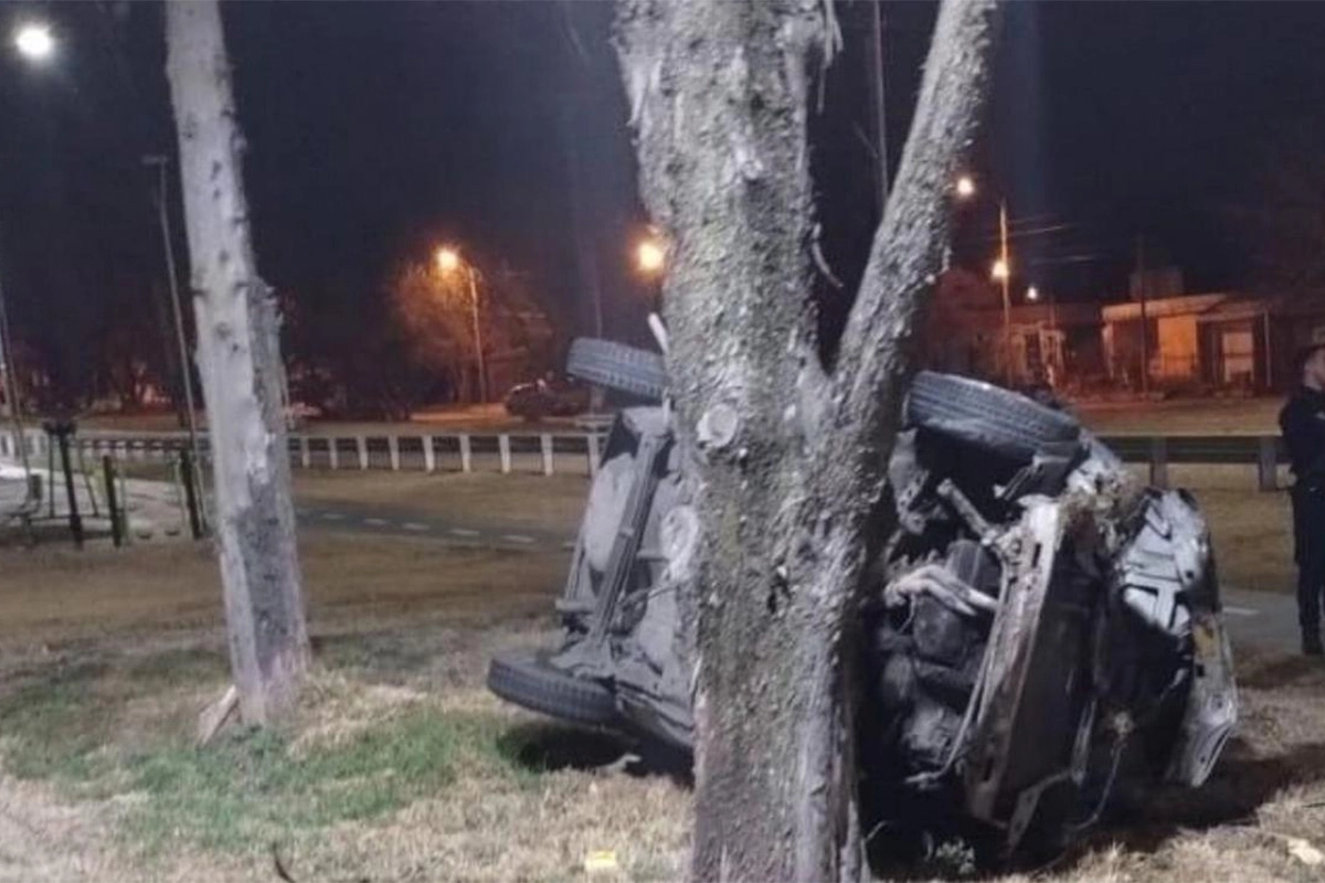 Volcó y chocó contra un árbol por una discusión Volcó y chocó contra un árbol por una discusión