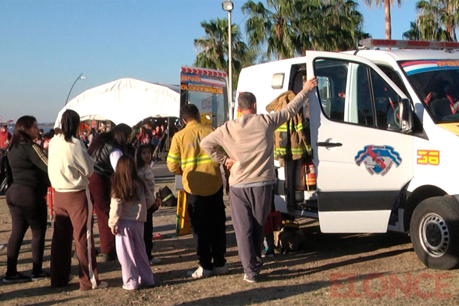 Chicos y grandes vivieron una experiencia &uacute;nica junto a los bomberos de Paran&aacute;