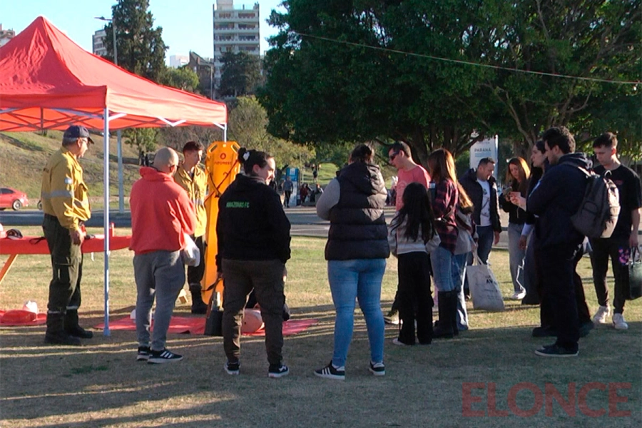 Chicos y grandes vivieron una experiencia &uacute;nica junto a los bomberos de Paran&aacute;