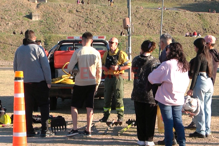 Chicos y grandes vivieron una experiencia &uacute;nica junto a los bomberos de Paran&aacute;