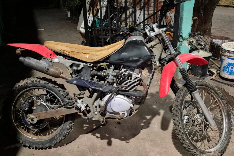 Compró una moto, tipo cross, en 100.000 pesos y dijo que no sabía que era robada