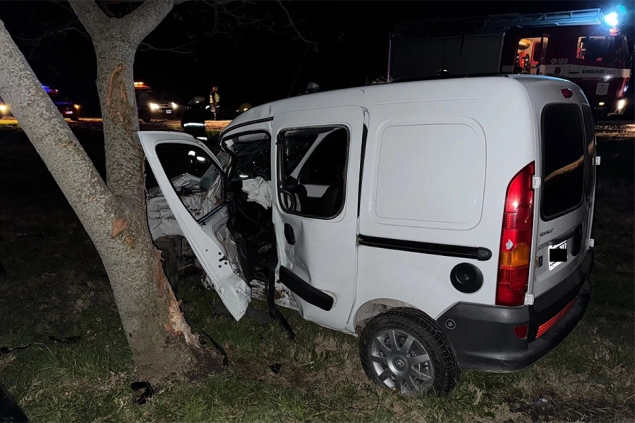 Kangoo chocó contra un árbol cerca de Crespo. FM Estación Plus