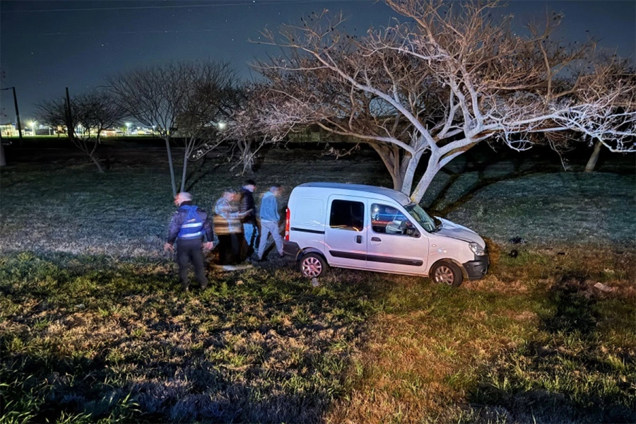 Kangoo chocó contra un árbol cerca de Crespo. Fm Estación Plus