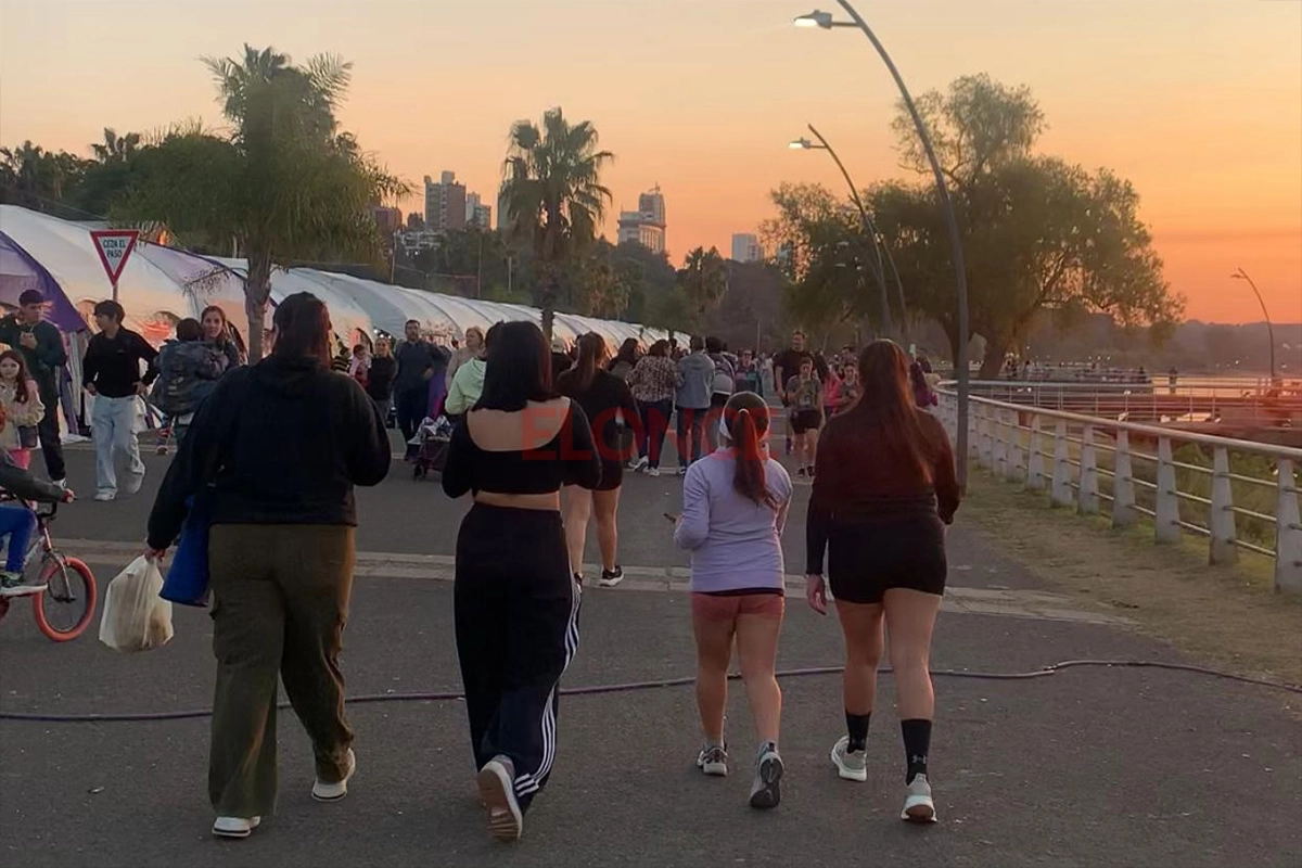 La gente disfruta de la Costanera y la feria