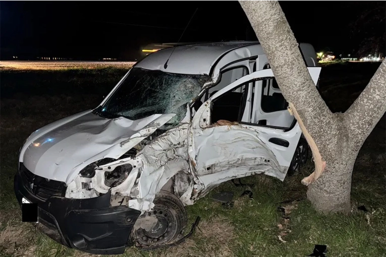Utilitaria chocó contra un árbol cerca de Crespo y el conductor quedó atrapado