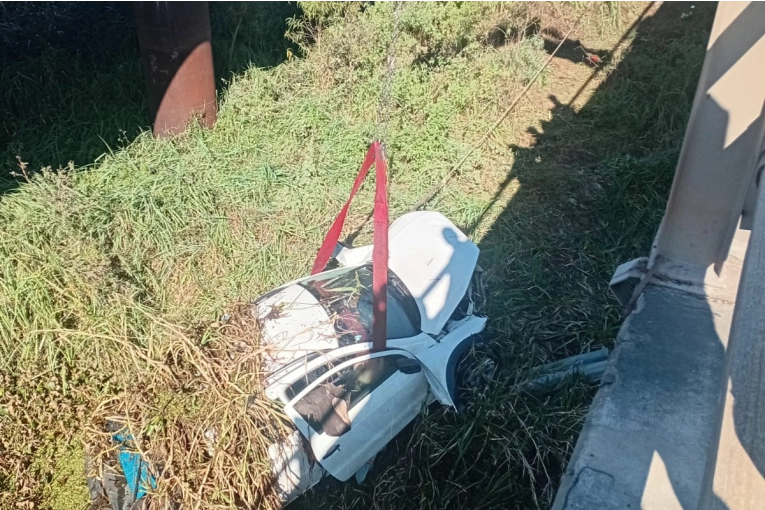 Recuperaron una camioneta que había caído a un arroyo en Entre Ríos