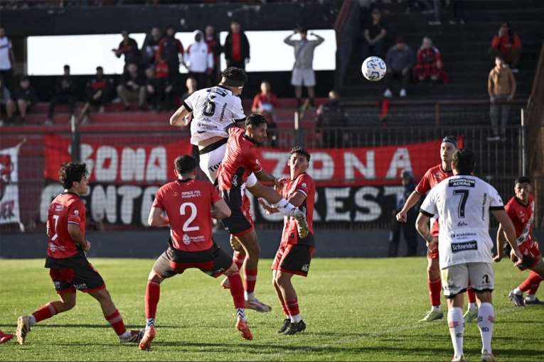 Patronato derrotó a Deportivo Maipú en el Grella y sigue prendido en el torneo