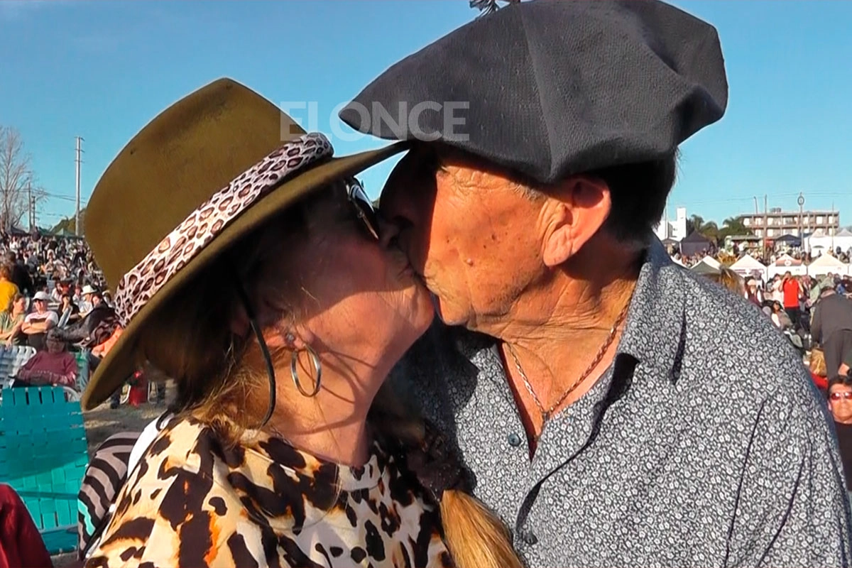 Hubo beso para Elonce tras la romántica propuesta.