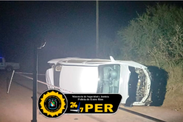 Murió un hombre tras volcar con su auto en el camino de ingreso a General Alvear