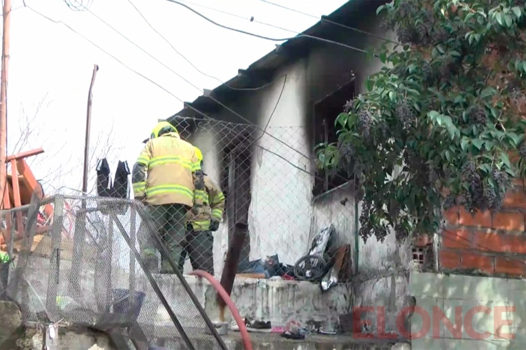 Incendio provocó daños totales en la planta alta de una vivienda en Paraná