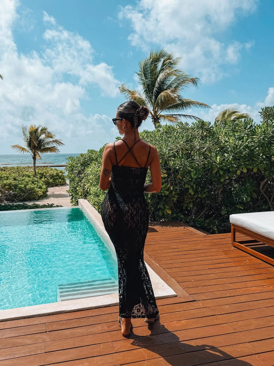 Agustina Gandolfo al borde de la pileta. Instagram