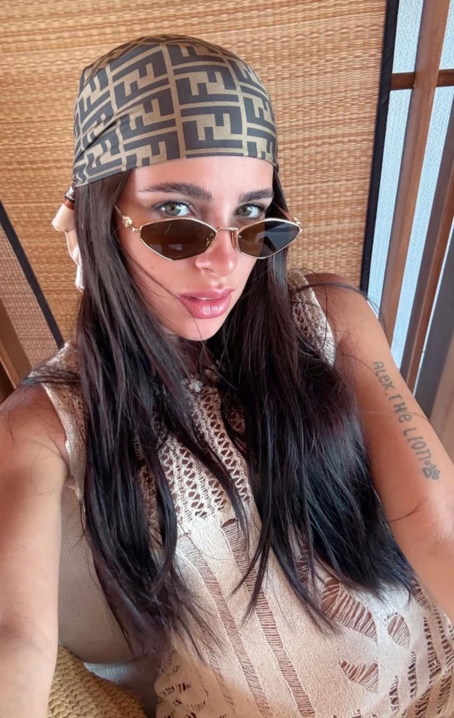 Valentina Cervantes con un pa&ntilde;uelo anudado en la cabeza. Instagram