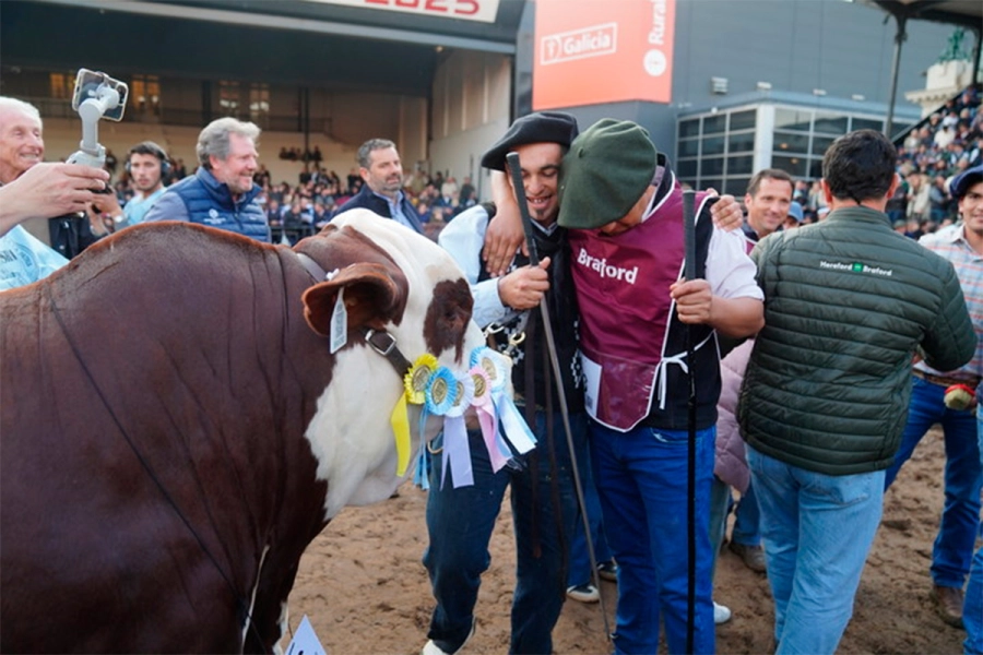 La emoci&oacute;n tras lograr la m&aacute;xima cucarda en machos (foto Marcelo Carroll / Clar&iacute;n)
