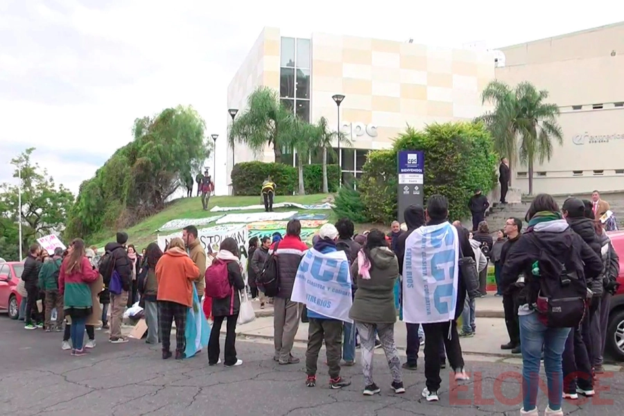 Reclamo ambiental en el CPC de Paran&aacute; (foto Elonce)