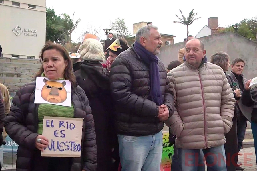 Reclamo ambiental en el CPC de Paran&aacute; (foto Elonce)