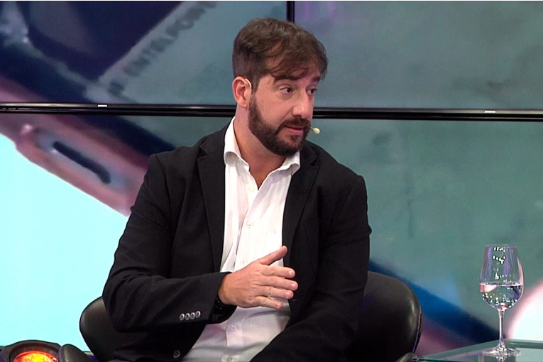Celular en la escuela: “interfiere en el aprendizaje y genera adicción”, dice investigador del Conicet