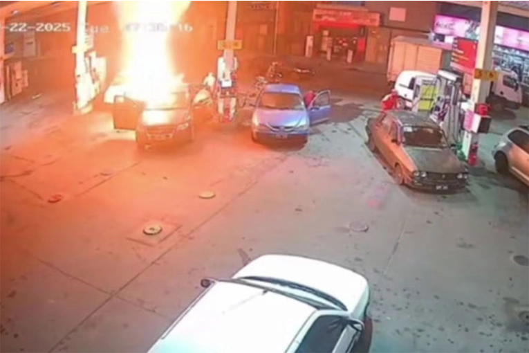 Video muestra cómo se incendió un auto en estación de servicios