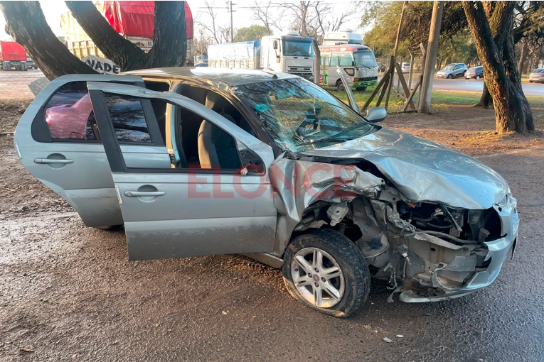 Una joven resultó herida tras chocar su auto contra un camión estacionado