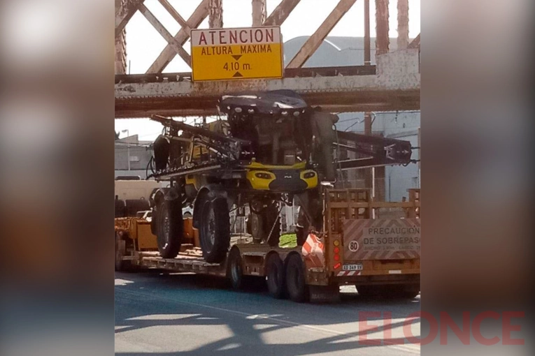 Un camión chocó contra el puente de hierro de avenida Almafuerte en Paraná