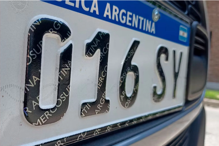 La entrega de patentes vehiculares se normalizaría en septiembre, según afirma el Gobierno