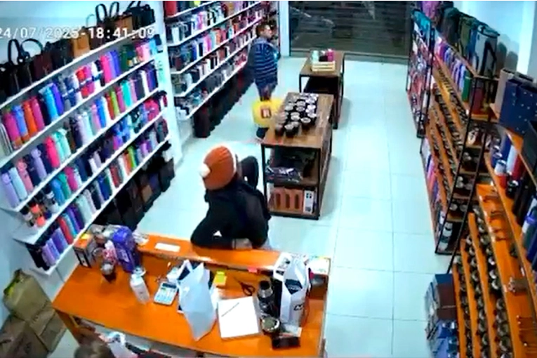 Pareja robó en local de mates en Paraná y otros comerciantes los identificaron: video