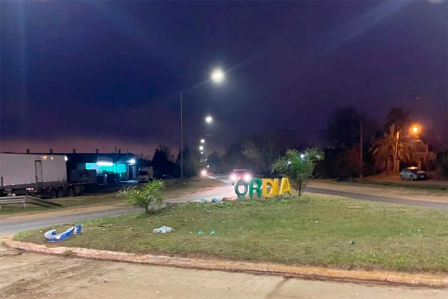 camioneta despist&oacute; en rotonda de Concordia (foto Diario R&iacute;o Uruguay)