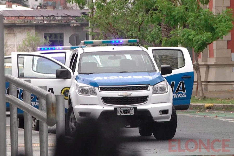 Presencia policial en inmediaciones a la sede de Prefectura Paran&aacute; (foto Elonce)