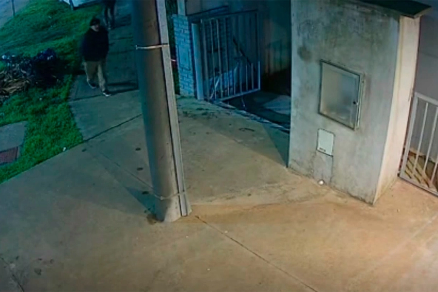 Otra postal del robo filmado por una c&aacute;mara de seguridad. Foto: Captura de video.