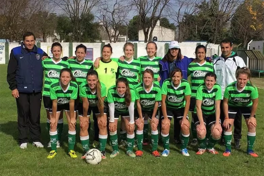 Agostina, tercera de la fila inferior, en la primera divisi&oacute;n femenina de Uni&oacute;n de Crespo.