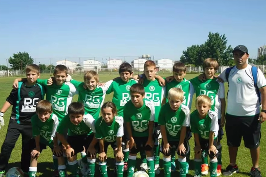 Agostina Holzehier, con el equipo infantil de varones en el que jugaba en Crespo; arriba, quinto de izquierda a derecha, Jabes Saralegui, exBoca.