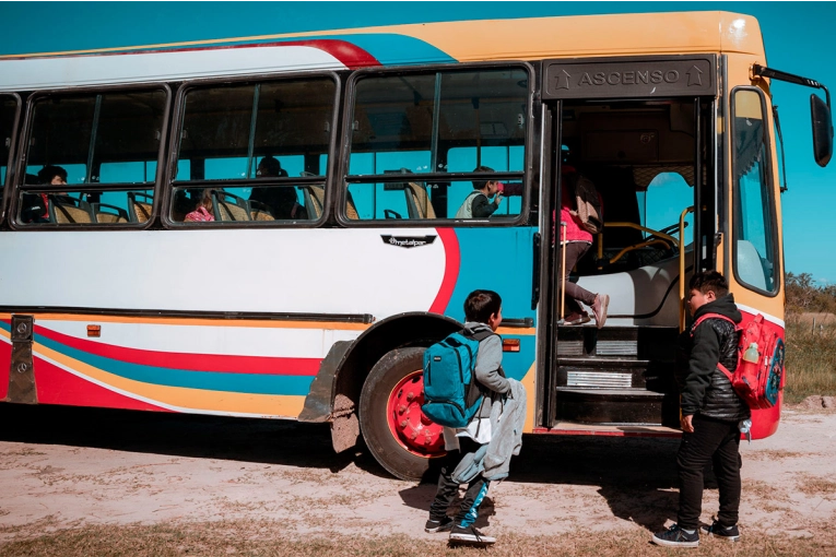 La Justicia amplió el recorrido de un colectivo para garantizar que cuatro niños lleguen a la escuela