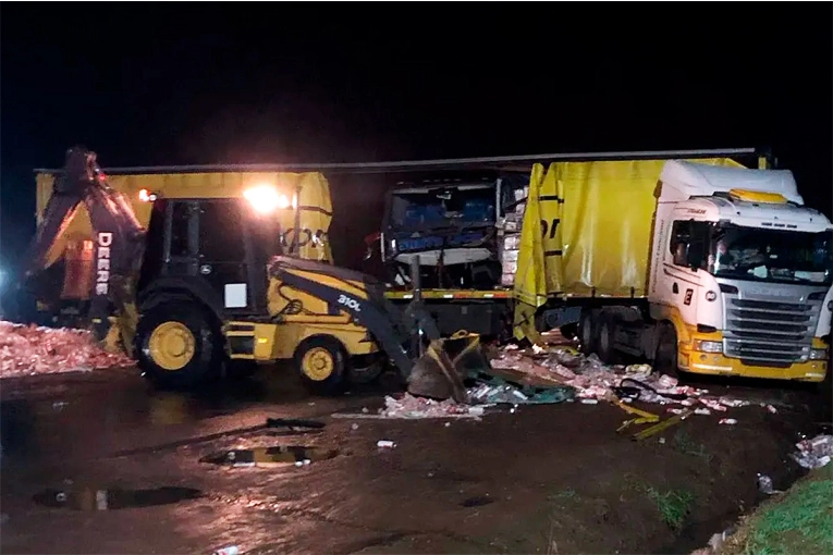 Tragedia en Santa Fe: tres muertos y 17 heridos al chocar un colectivo y un camión