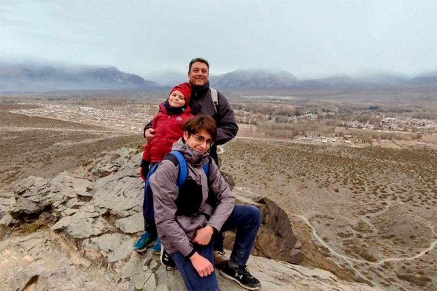 Mat&iacute;as Bottoni junto a su padre y su hermano (foto Clar&iacute;n)