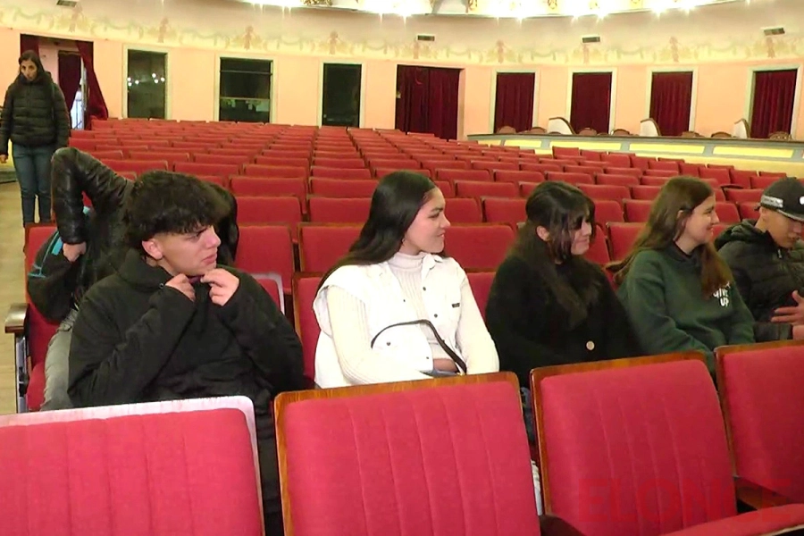 Estudiantes realizaron una visita guiada al Teatro 3 de Febrero de Paran&aacute; (foto Elonce)