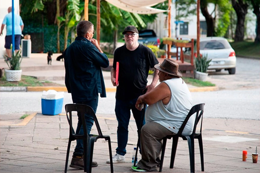 El director en di&aacute;logo con los actores Osvaldo Laport y "Roly" Serrano.