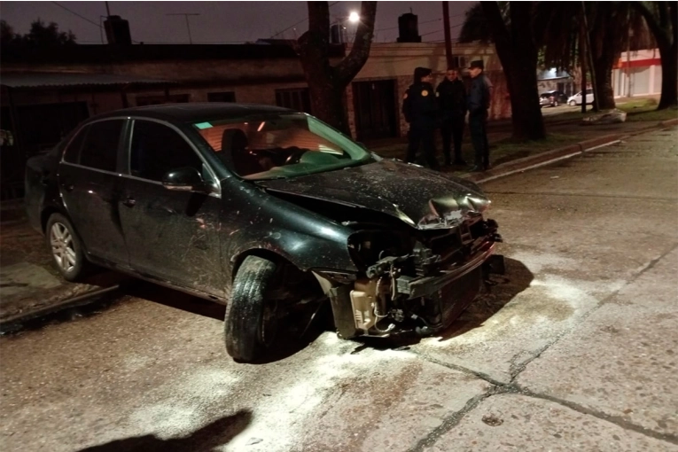 Conductora perdió el control del auto y chocó contra un árbol y otro vehículo