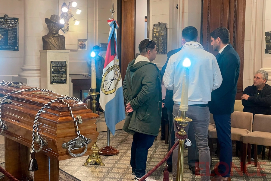 Maximiliano Pullaro dialoga con familiares de la boxeadora fallecida.