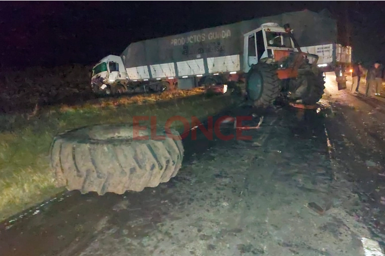 Un herido tras impresionante choque entre tractor y camión sobre Ruta 12