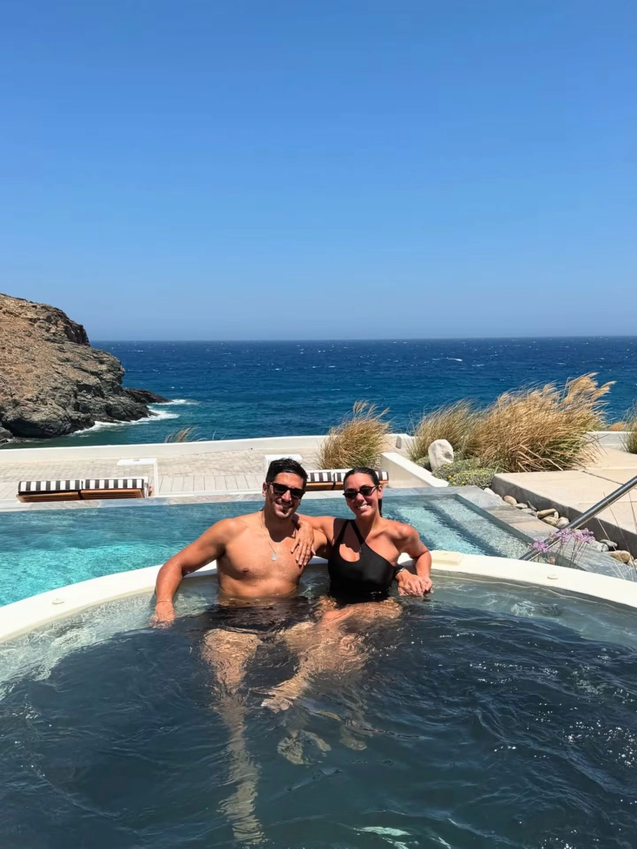 Floppy Tesouro con su pareja en la pileta. Instagram