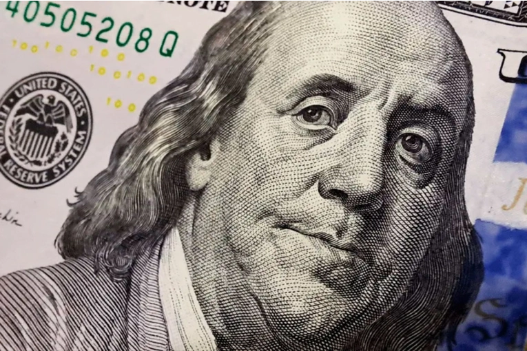 Se recalentó el dólar oficial: pegó un salto de $25 y llegó a $1.325 en el Banco Nación