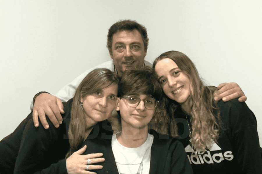 Mat&iacute;as con sus padres y su novia