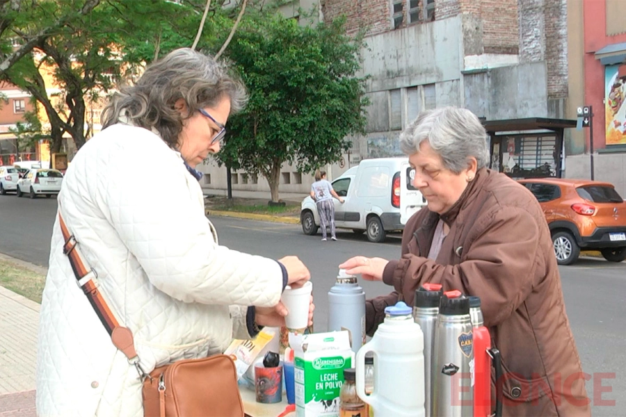 Voluntarios de C&aacute;ritas brindan desayuno a personas en situaci&oacute;n de calle