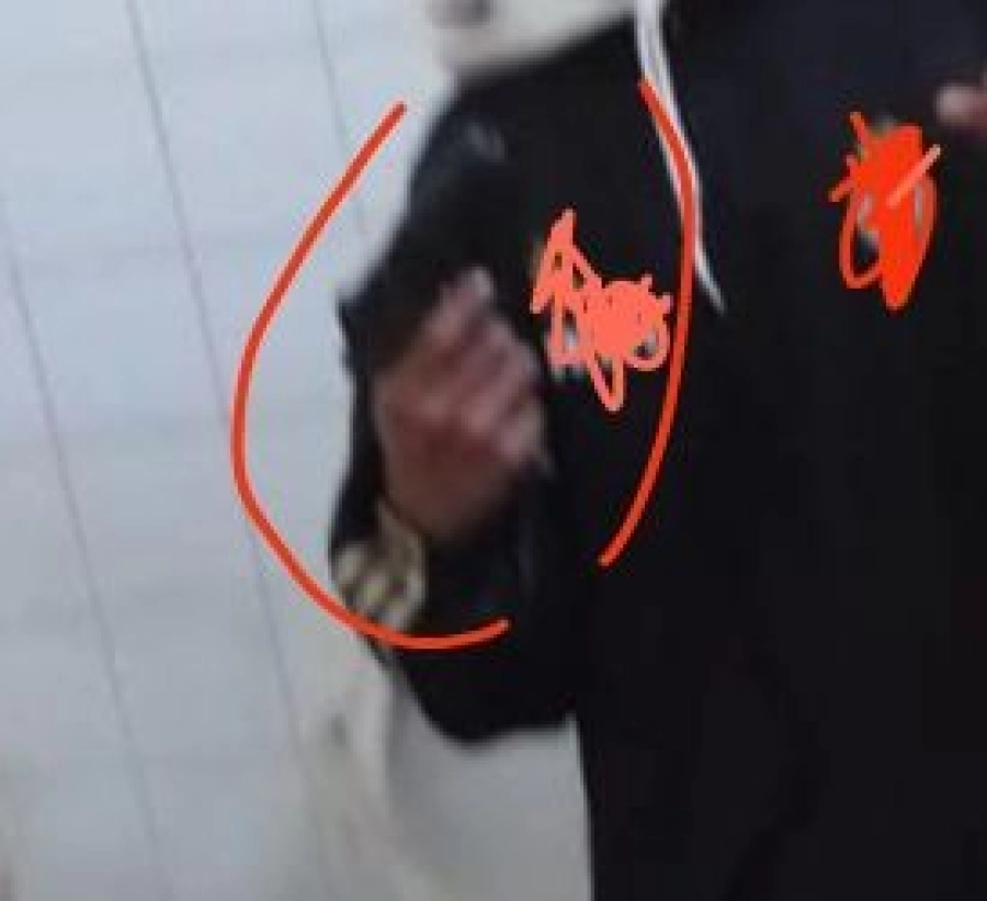 Un estudiante exhibi&oacute; el arma de fuego que le prest&oacute; otro compañero en el baño del Colegio Nacional de Villaguay (foto Campo Ciudad)