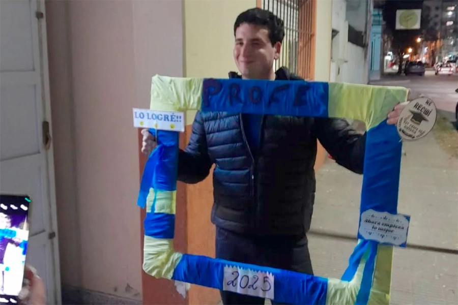 Sebasti&aacute;n Solari al recibirse como Profesor de Historia (archivo)